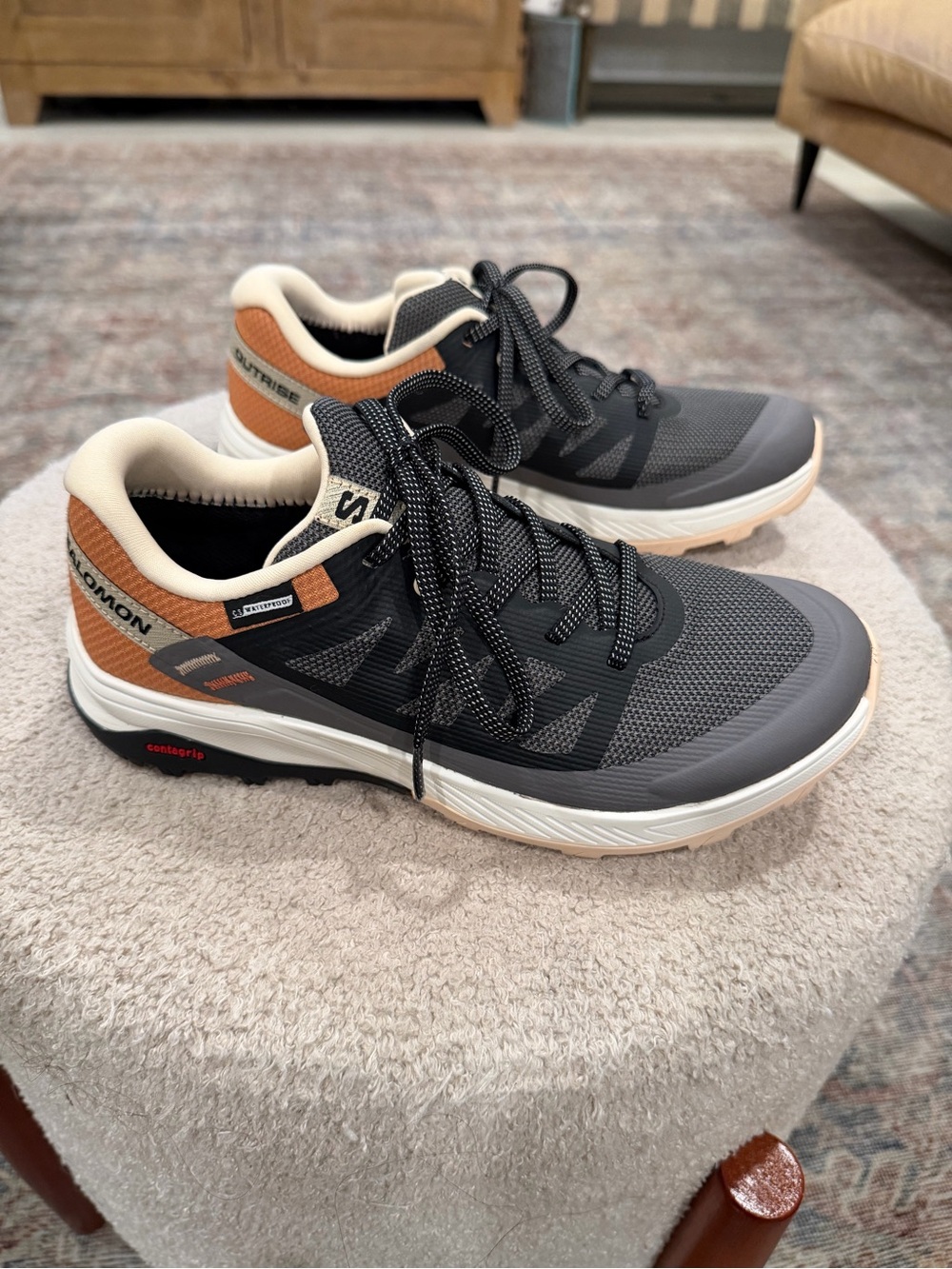 NWOT Salomon women’s Outrise GTX in black coral gold colorway